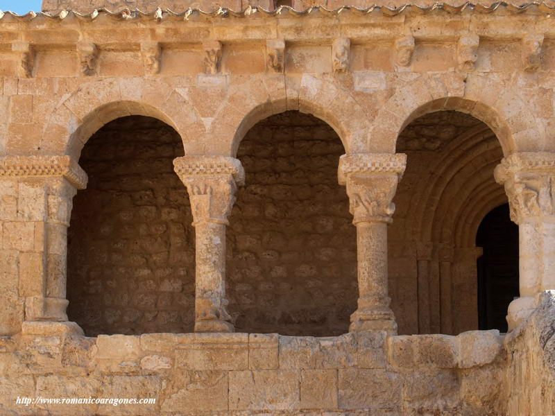 DETALLE DE LA GALERÍA PORTICADA